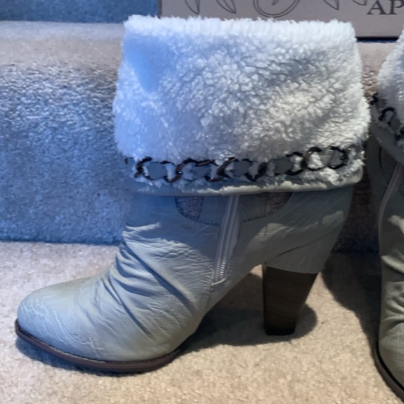Sexy Apres by Alamo size 7 gray booties with fleece. Worn once. - Picture 3 of 6